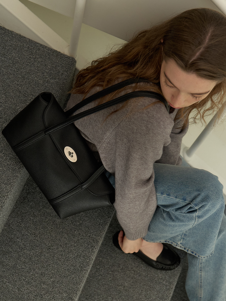 A FRONT BUCKLE POINT SHOULDER BAG_BLACK 사진 2/4