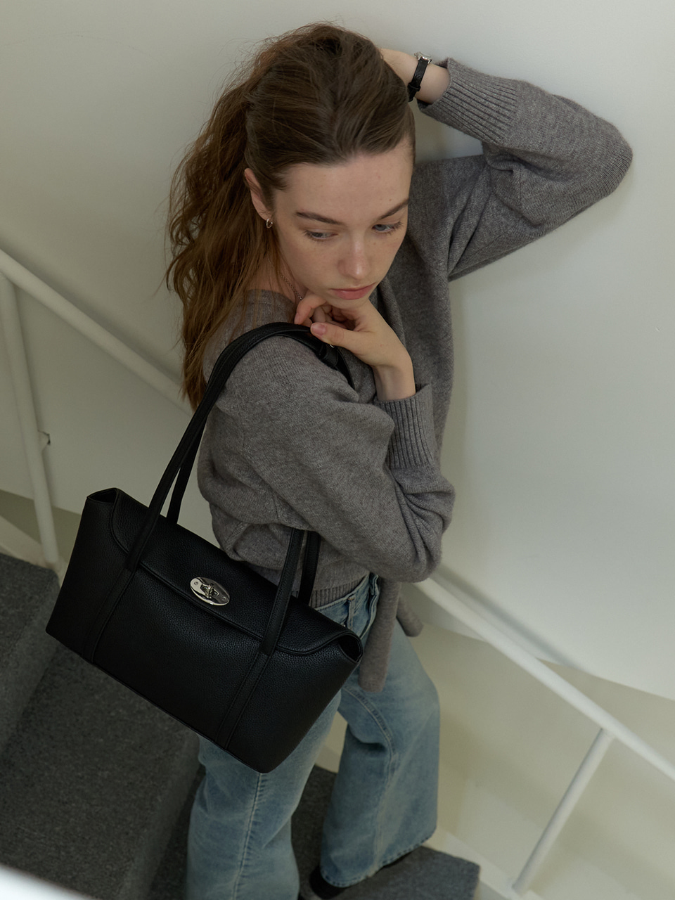 A FRONT BUCKLE POINT SHOULDER BAG_BLACK 사진 3/4