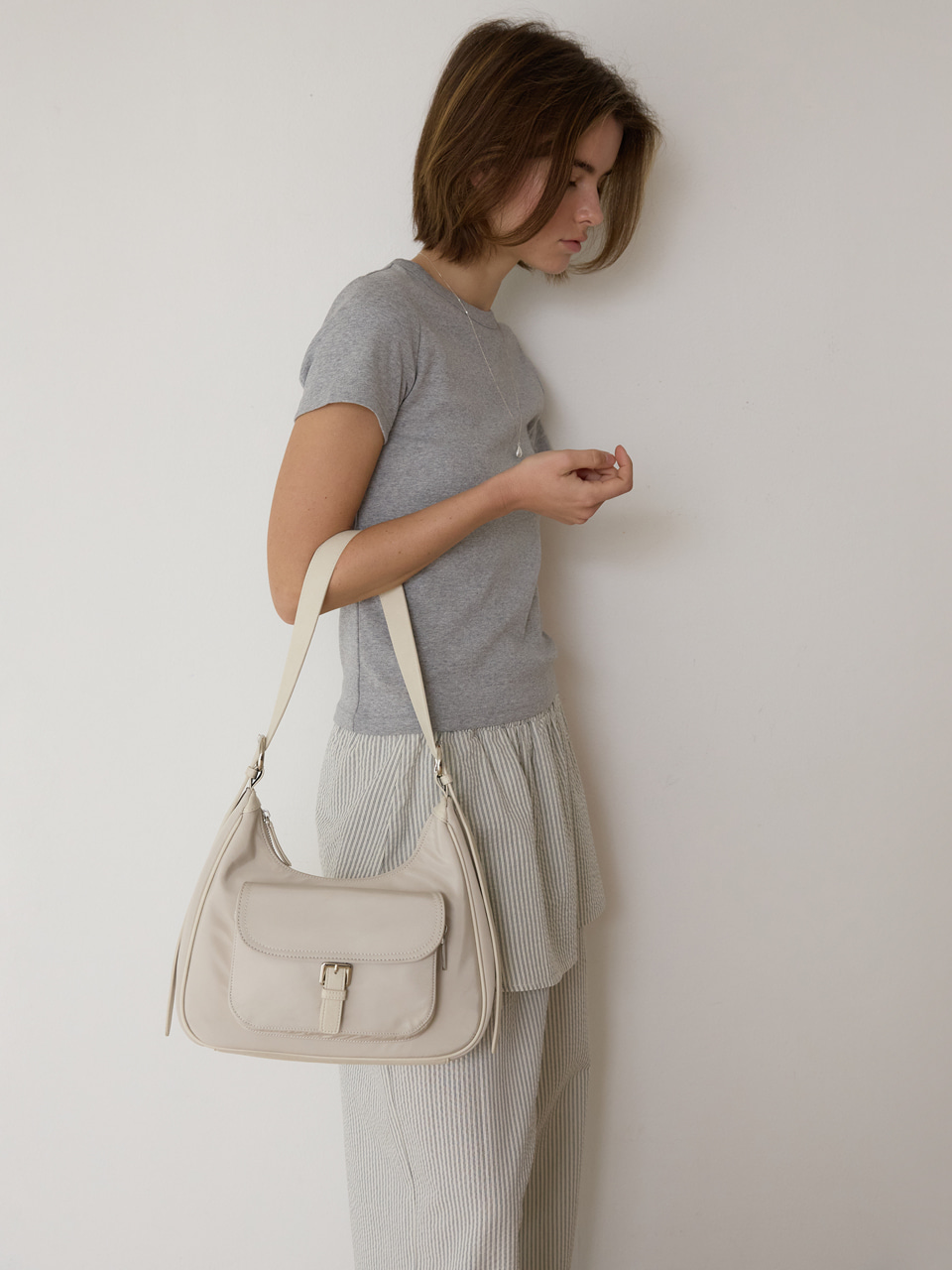 A NYLON BUCKLED POCKET SHOULDER BAG_CREAM 사진 2/4