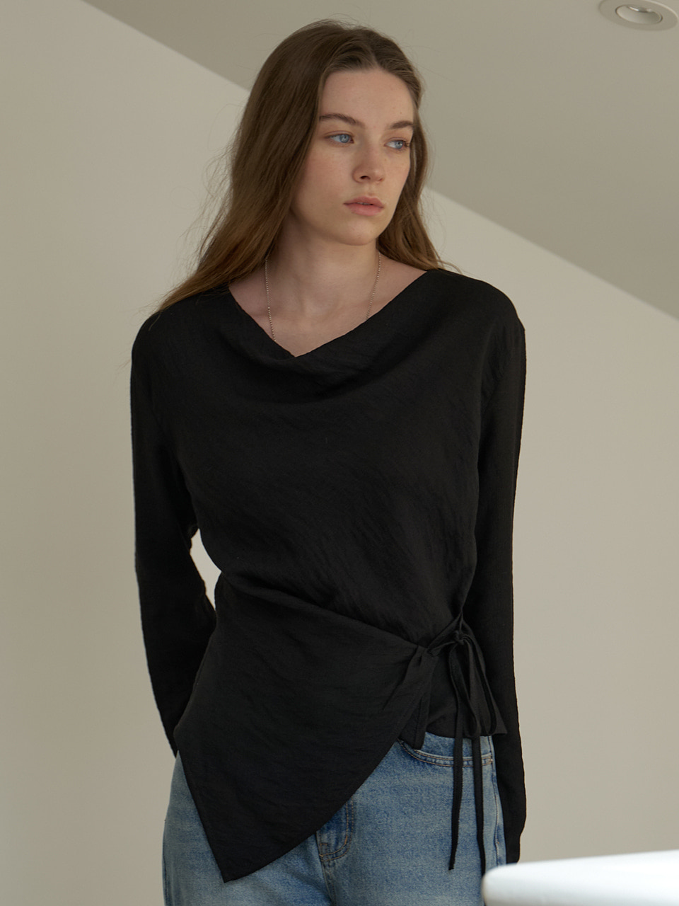 A WRINKLE WRAP BLOUSE_BLACK 사진 4/4