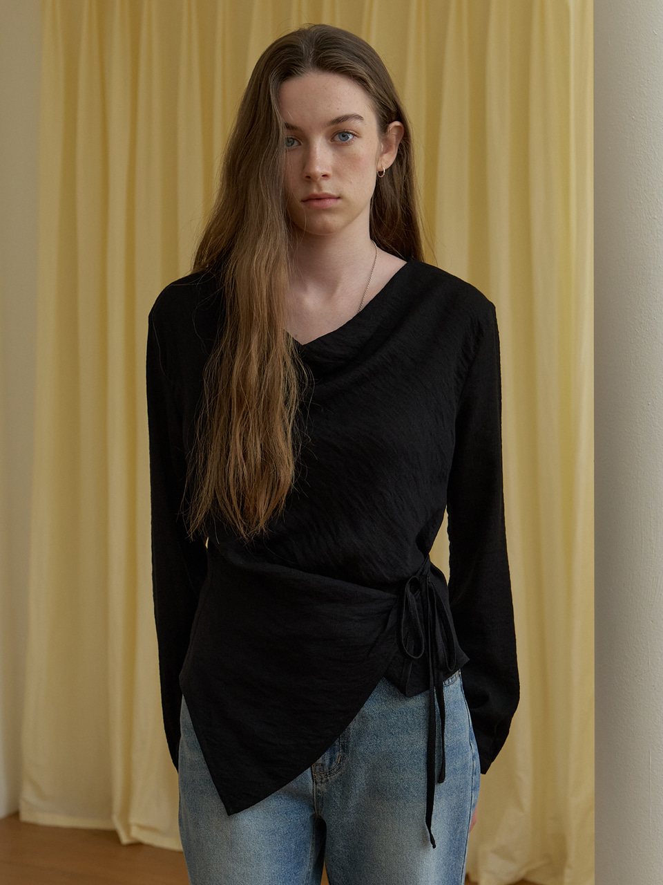 A WRINKLE WRAP BLOUSE_BLACK 사진 2/4