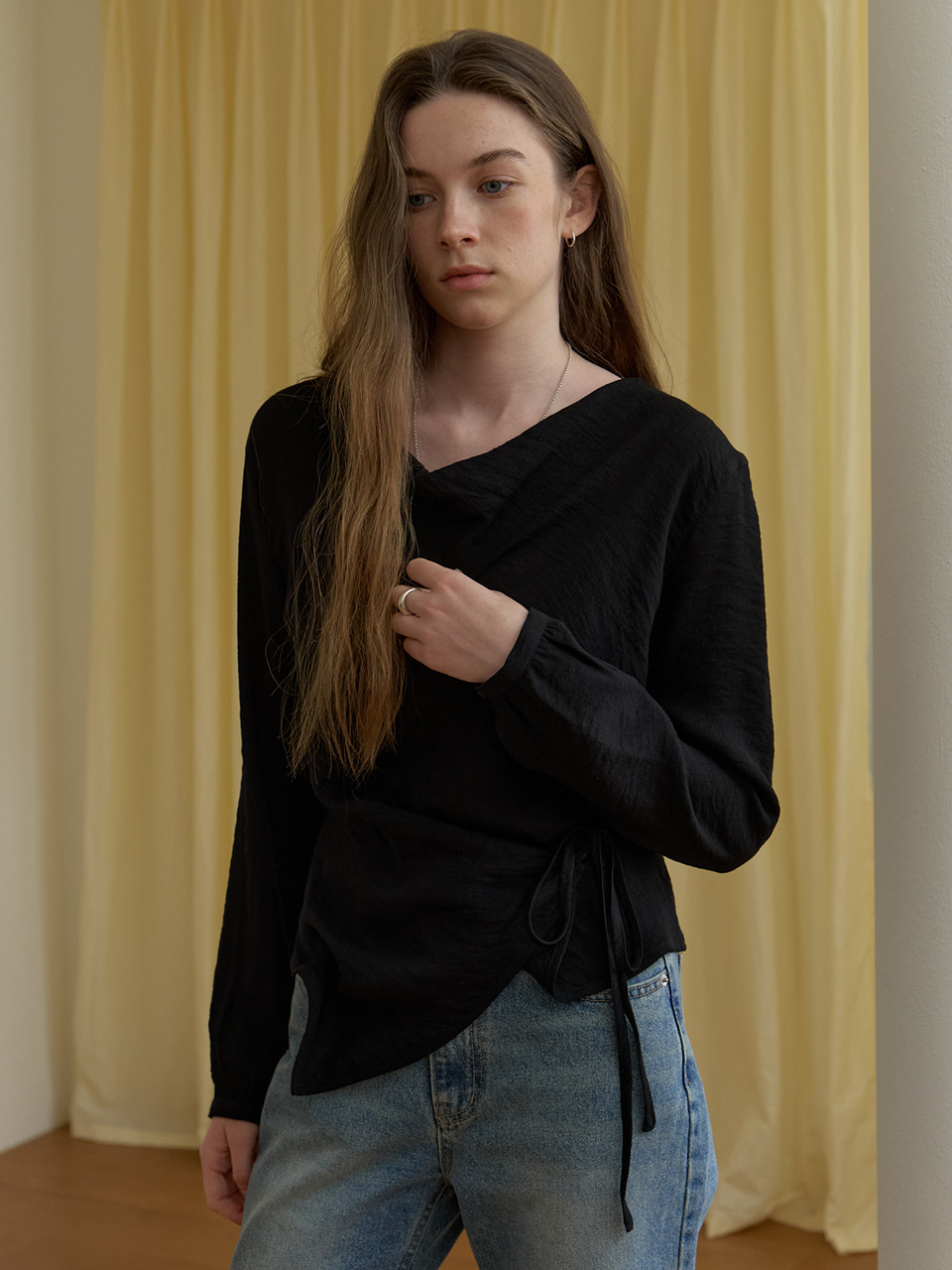 A WRINKLE WRAP BLOUSE_BLACK 사진 3/4