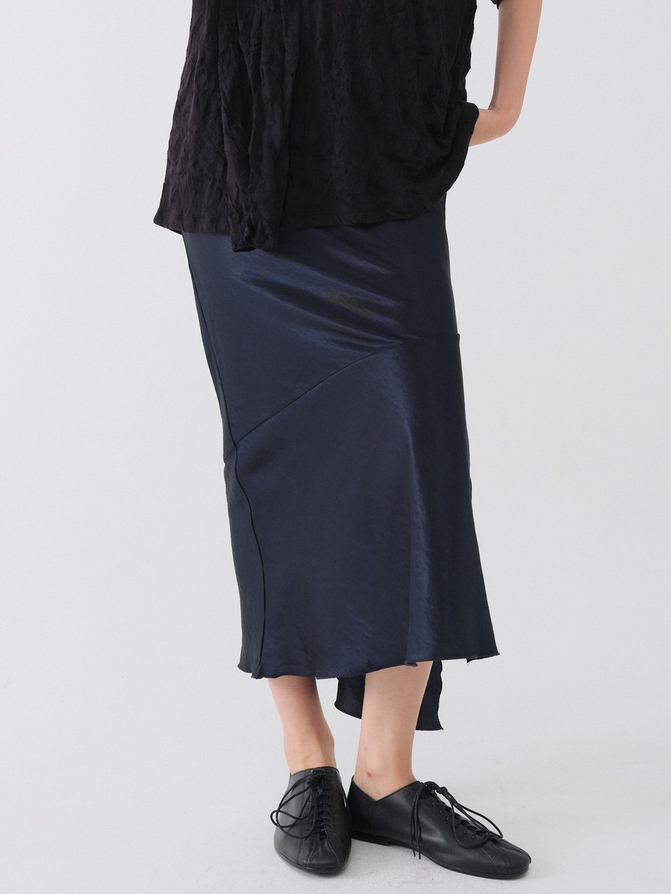 [9/11 예약발송] BIAS SATIN LONG SKIRT_NAVY 사진 2/4