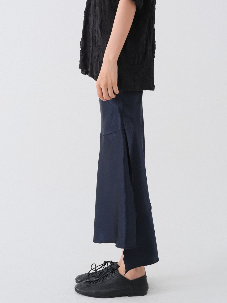 [9/11 예약발송] BIAS SATIN LONG SKIRT_NAVY 사진 3/4