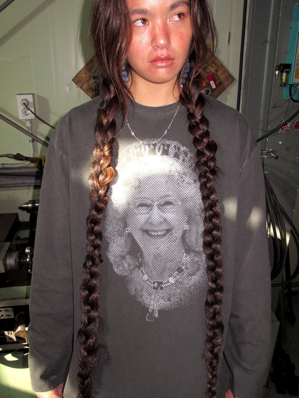 MY QUEEN PIGMENT LONG SLEEVE T-SHIRT_CHARCOAL