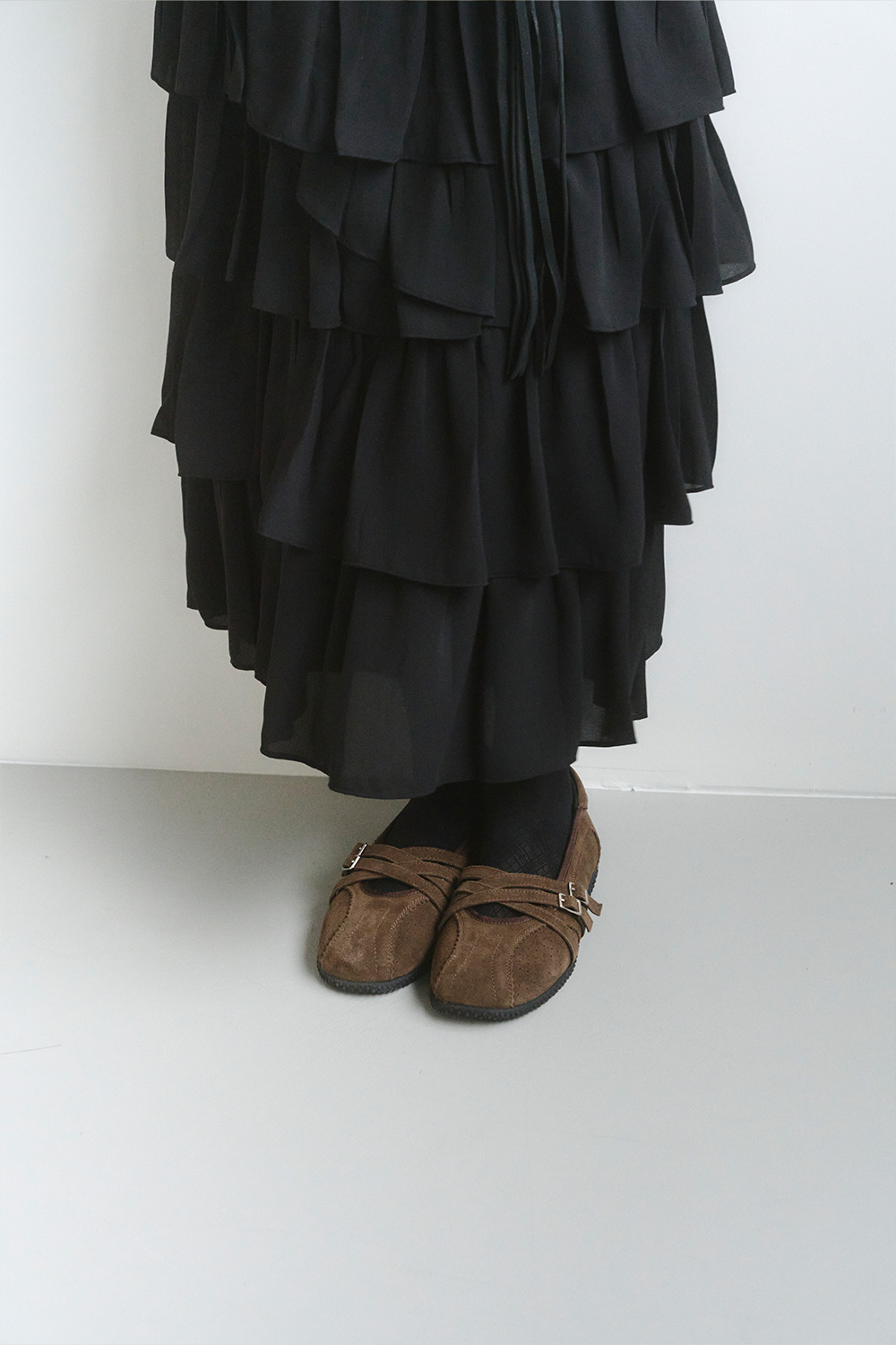 ARCELLE PINKING BELTED SNEAKERS / BROWN
