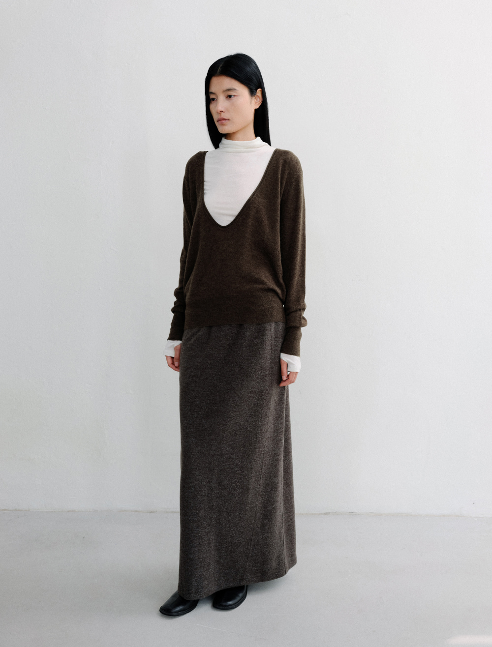 DEEP V NECK WARM KNIT PULLOVER [BROWN] - Low Tide 사진 2/4