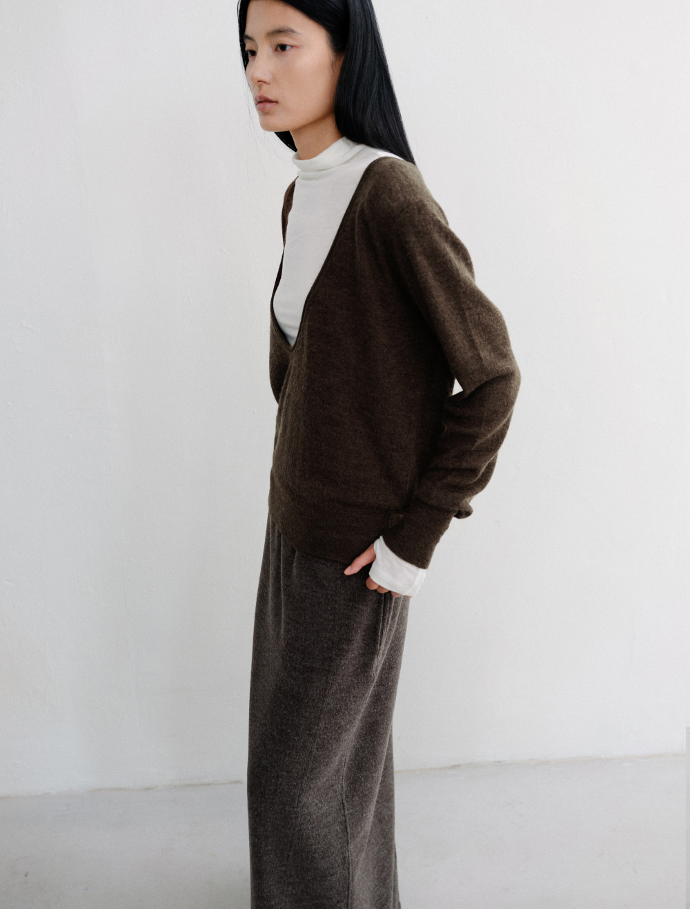 DEEP V NECK WARM KNIT PULLOVER [BROWN] - Low Tide 사진 3/4