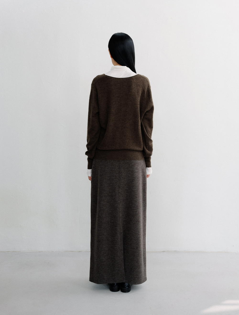 DEEP V NECK WARM KNIT PULLOVER [BROWN] - Low Tide 사진 4/4