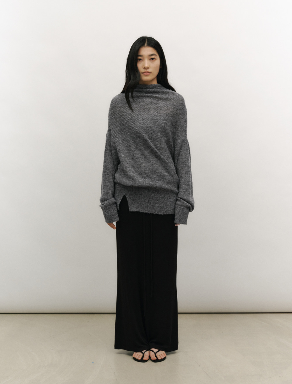 RELAXED OFF-SHOULDER KNIT [CHARCOAL] - Low Tide 사진 3/4