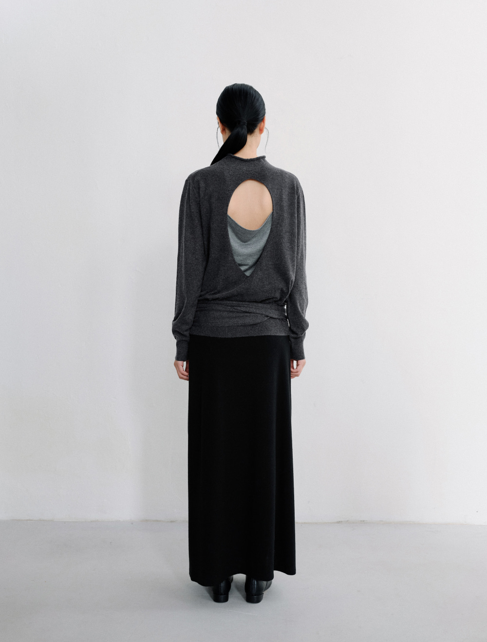 CUT-OUT STRAP PULLOVER [CHARCOAL] - Low Tide 사진 3/4