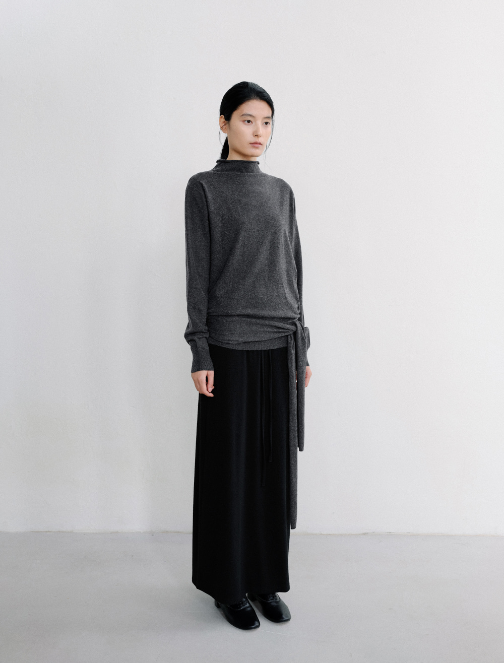 CUT-OUT STRAP PULLOVER [CHARCOAL] - Low Tide 사진 2/4