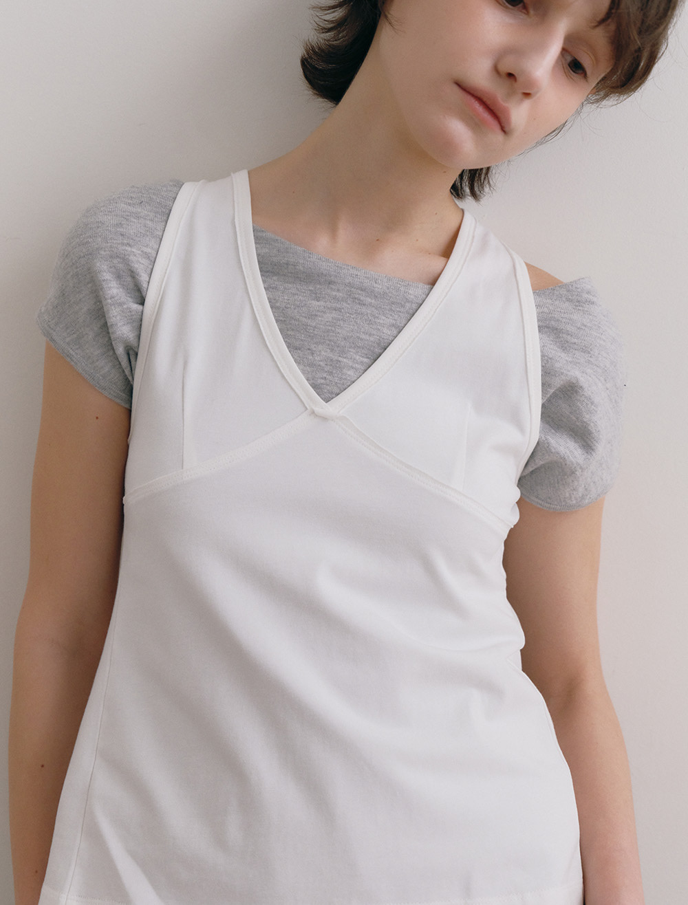 BACK SLIT SLEEVELESS TOP [WHITE] - Low Tide