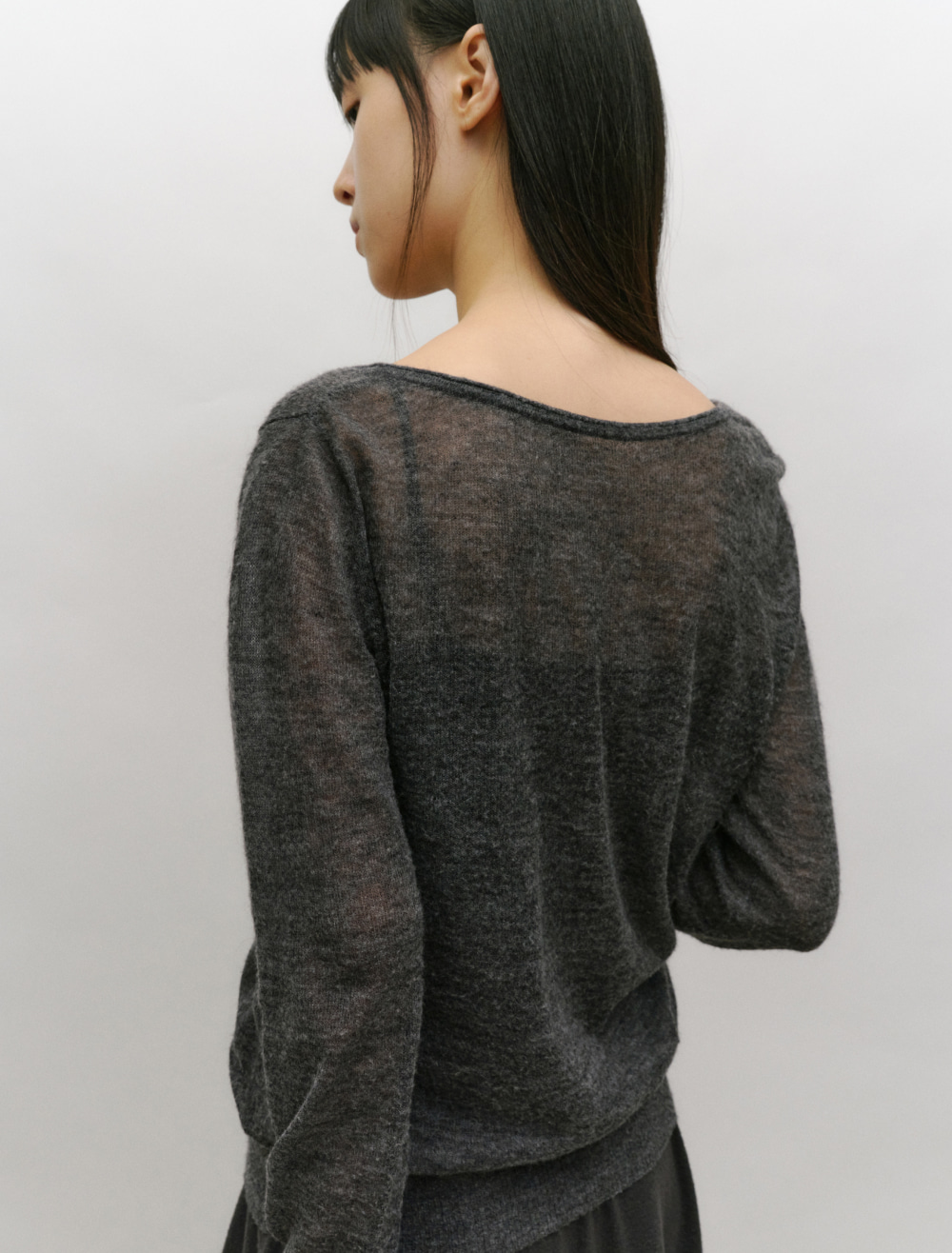 DEEP V-NECK ALPACA KNIT [CHARCOAL] - Low Tide 사진 3/4