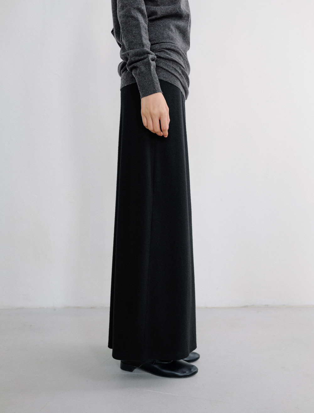 SOFT BRUSHED MAXI SKIRT [BLACK] - Low Tide 사진 3/4