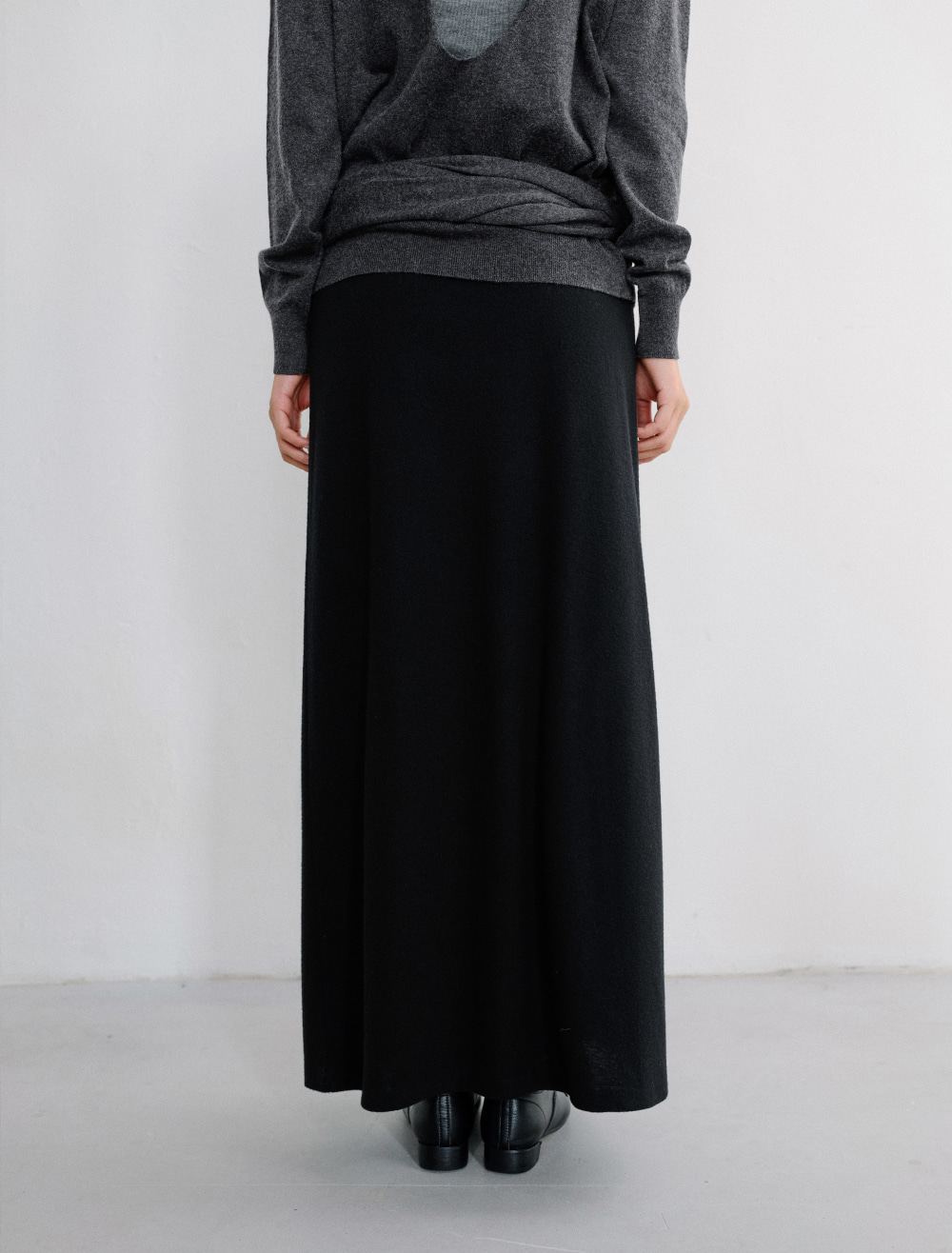 SOFT BRUSHED MAXI SKIRT [BLACK] - Low Tide 사진 4/4