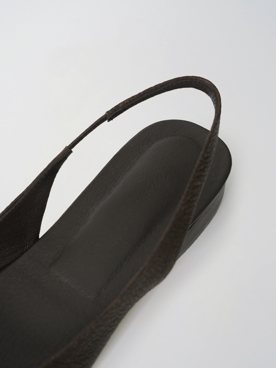 [20%] pebble sling-back (soil brown)
