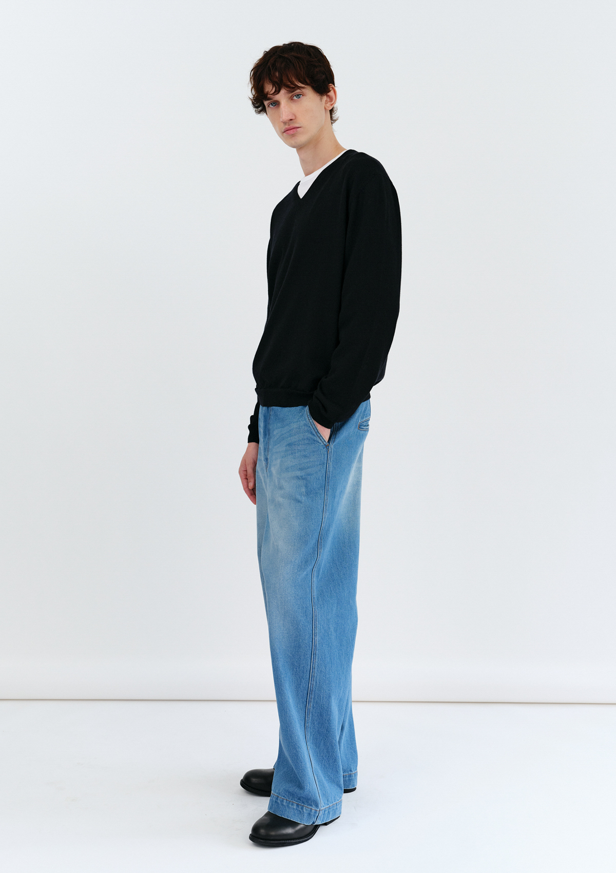 Merino Classic V-Neck Knit in Black 사진 3/4