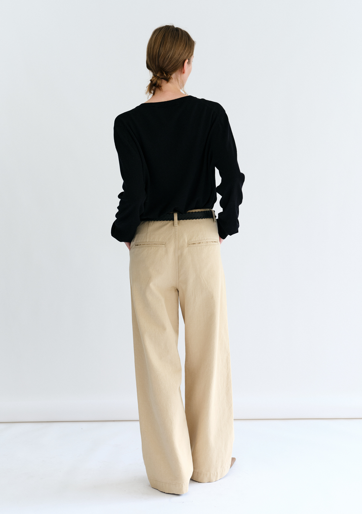 Merino Classic V-Neck Knit in Black 사진 2/4