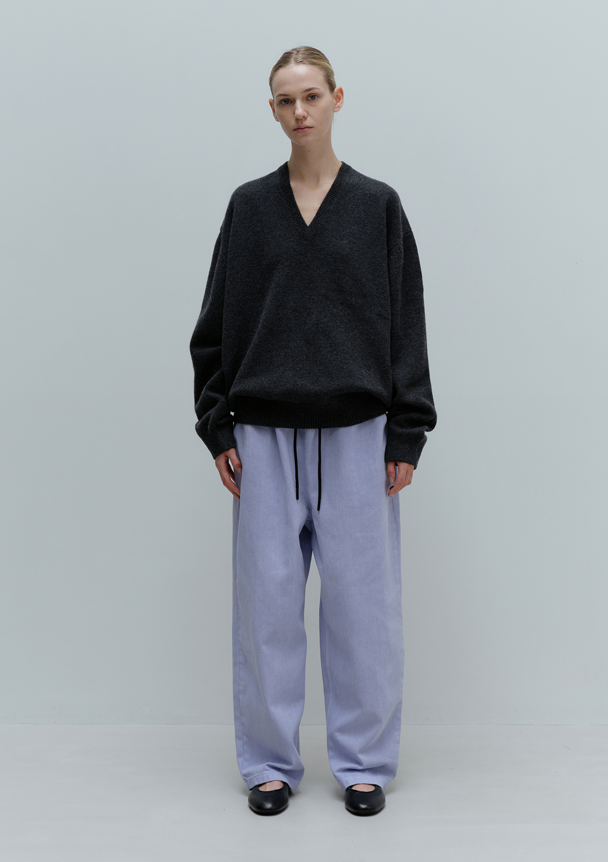24 Deep V-Neck Knit in Charcoal 사진 3/4