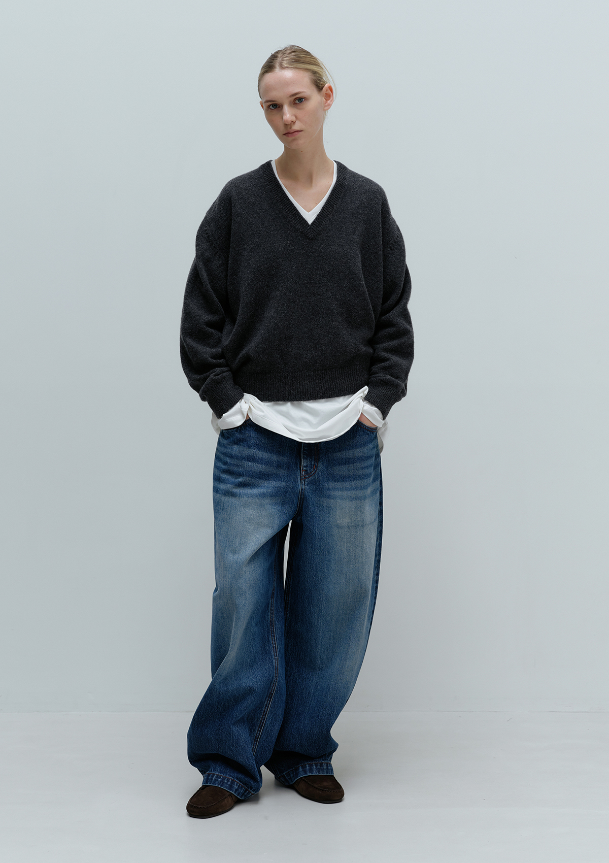24 Deep V-Neck Knit in Charcoal 사진 2/4