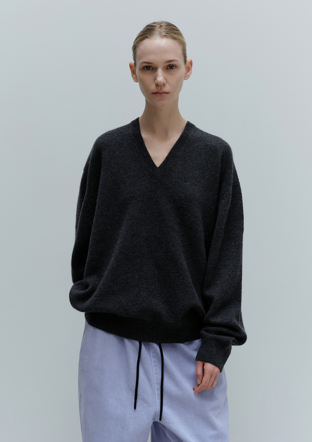 24 Deep V-Neck Knit in Charcoal 사진 4/4