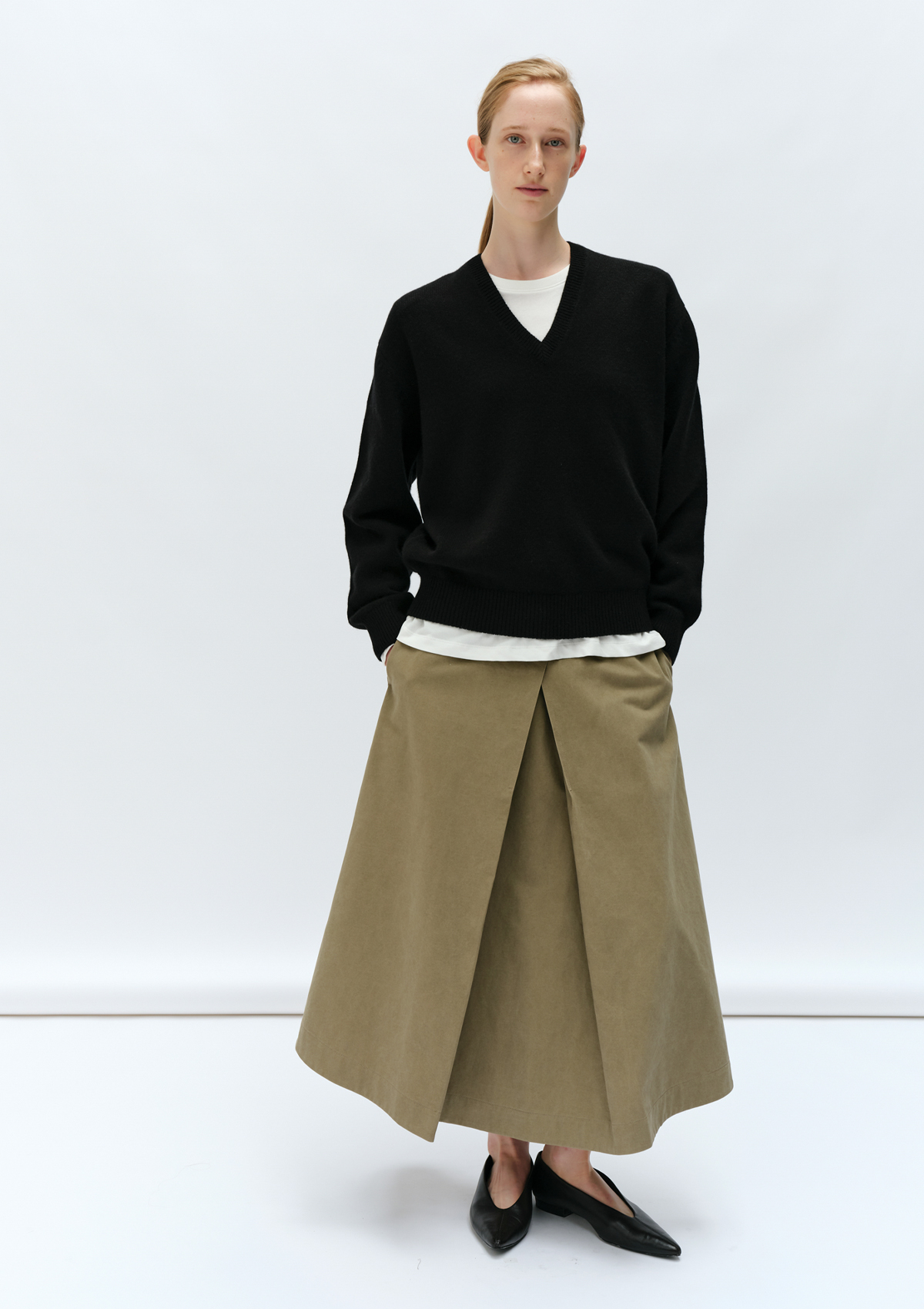 24 Deep V-Neck Knit in Black 사진 2/4