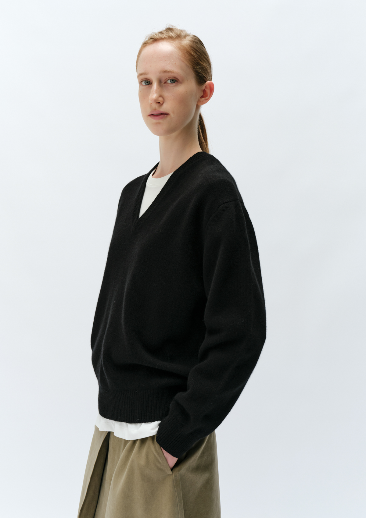 24 Deep V-Neck Knit in Black 사진 3/4