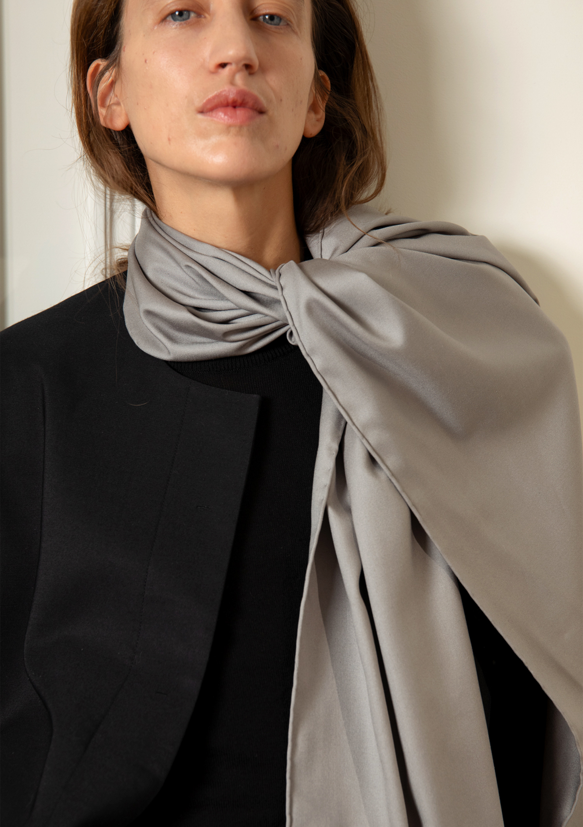 Light R-Neck Knit in Black