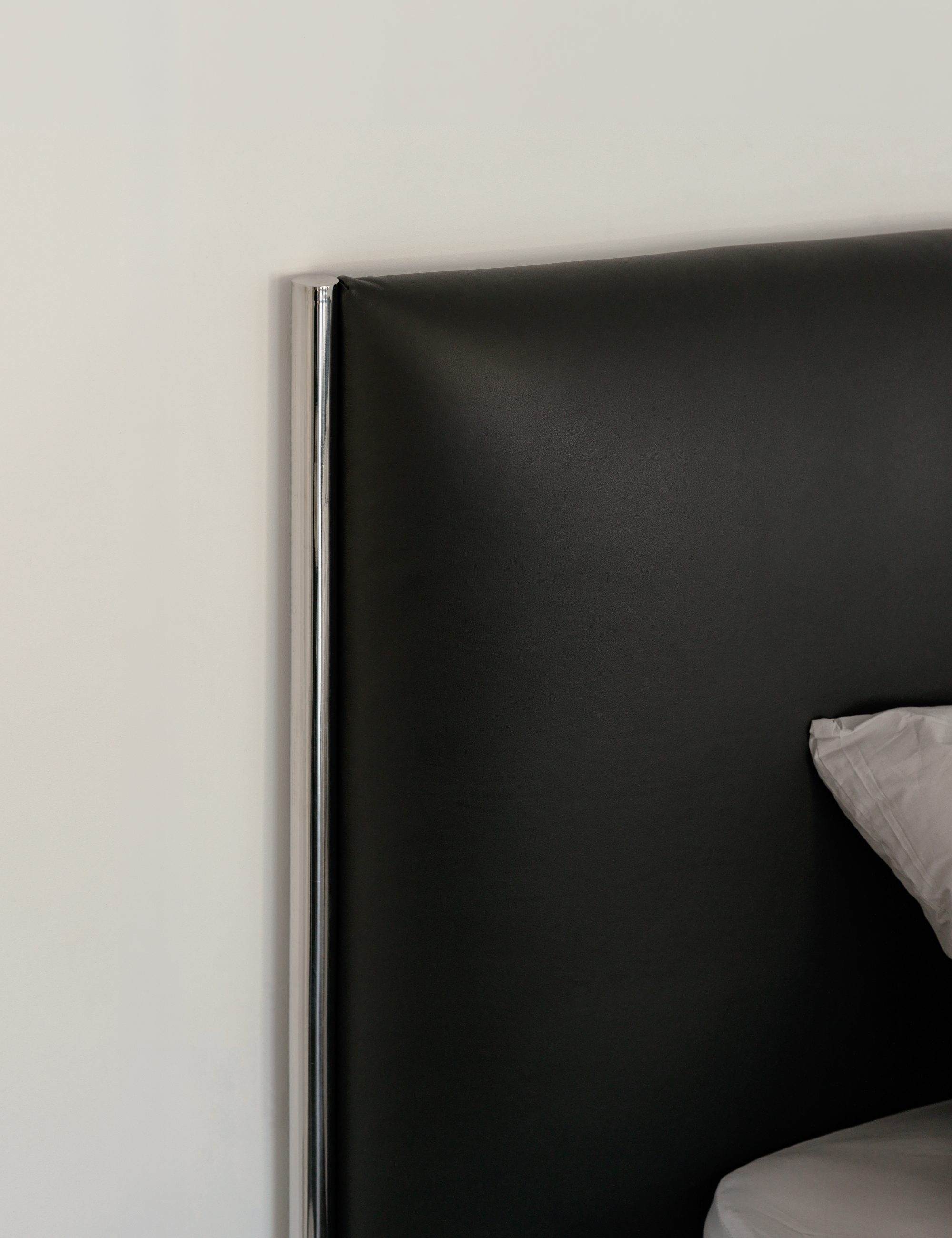 POISE BED | Leather
