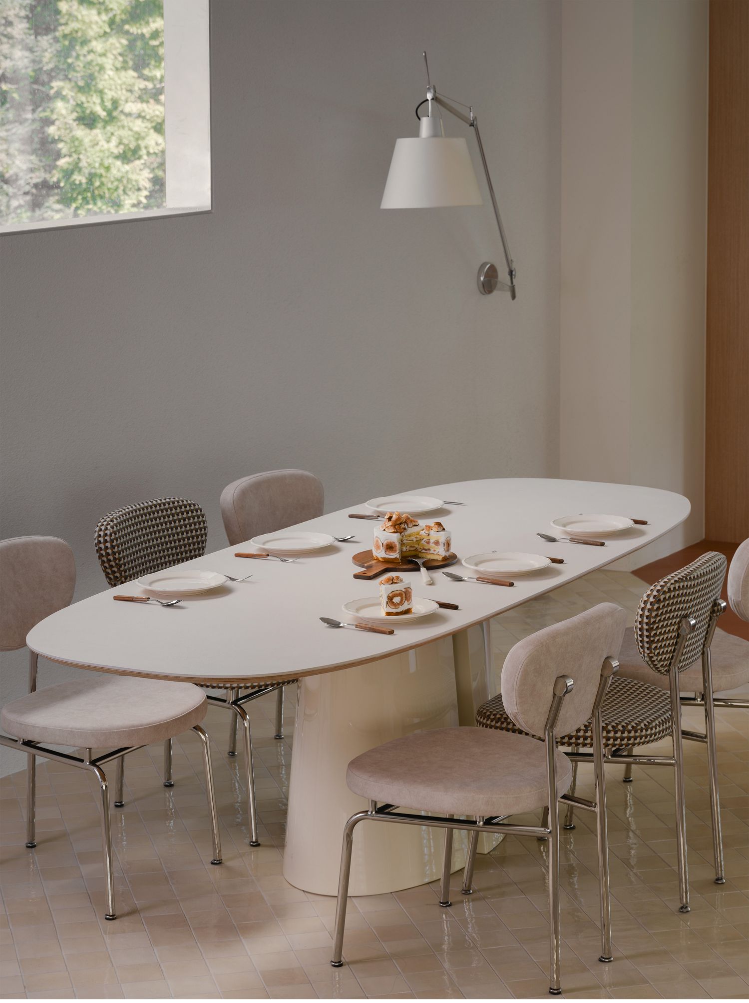 SLIT DINING TABLE