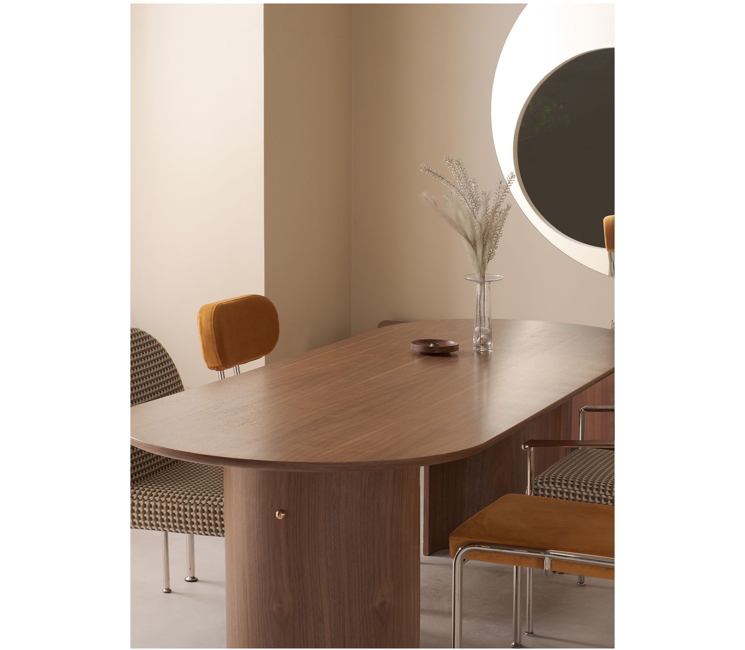 ROUND DINING TABLE | WALNUT