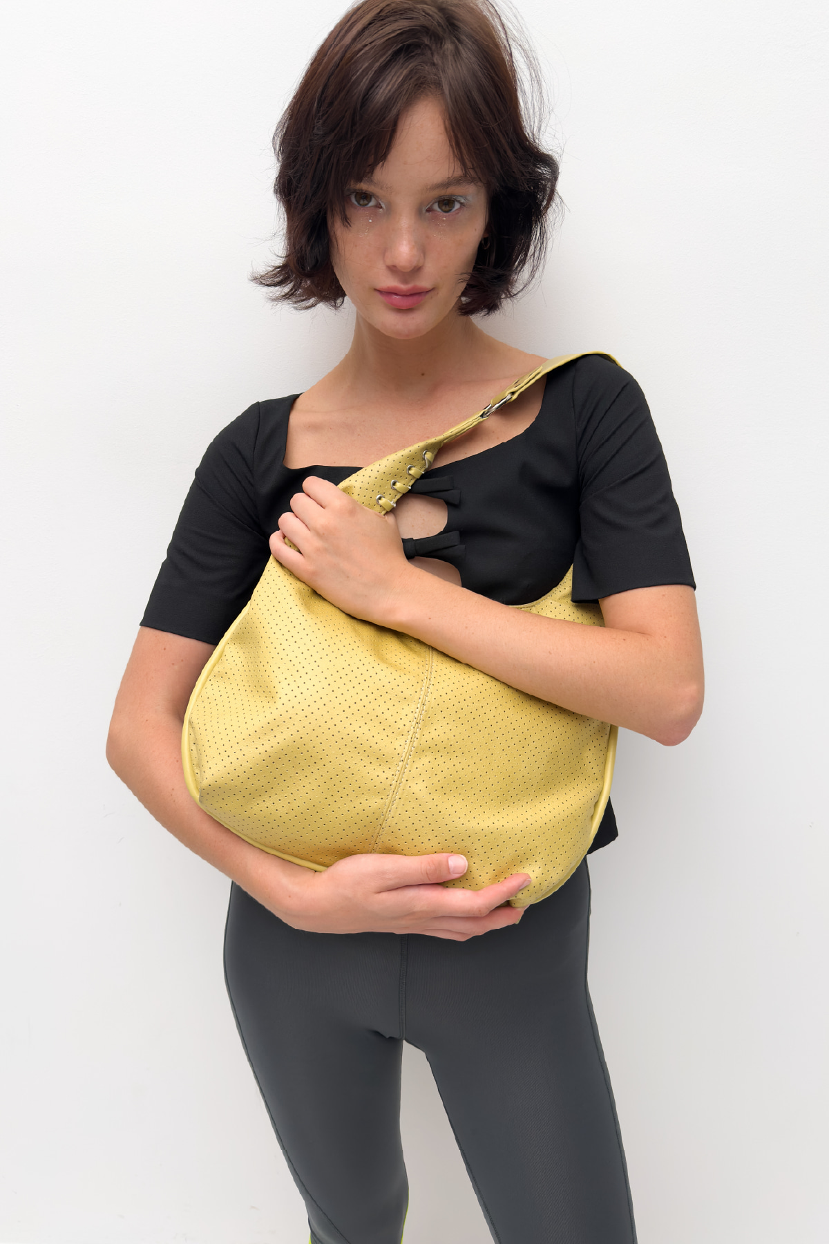미디움 슬래쉬 호보 백 medium slash hobo bag (punching butter) 사진 3/4